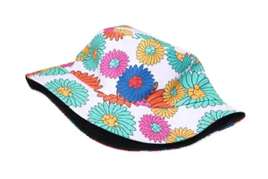 Bob blanc avec motif marguerites colorées comprenant des fleurs bleues roses et jaunes