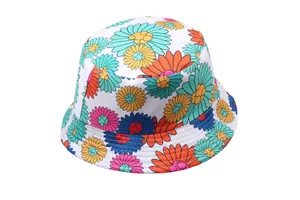 Gros plan sur un chapeau bob blanc avec imprimés floraux colorés et coutures soignées