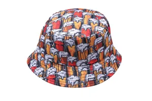 Vue détaillée du chapeau bob avec motifs de chopes de bière sur tissu en coton orange vif
