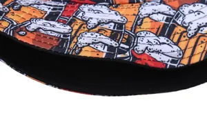 Détail de la texture du bob avec motif bière et finitions de couture sur le bord