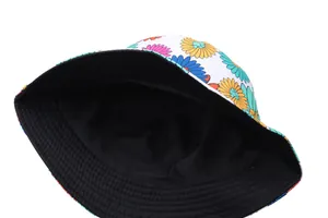 Détail d'un chapeau bob à imprimé floral coloré avec base blanche et coutures renforcées