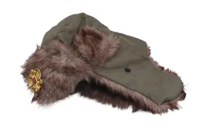 Nahaufnahme der militärgrünen Uschanka mit braunem Pelz und goldener Adler-Anstecknadel