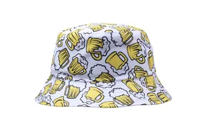 Détail du bob tropical avec imprimé de tasses de bière jaunes sur toile blanche