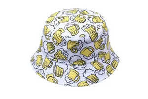 Vue détaillée d'un chapeau bob blanc avec un imprimé vibrant de tasses de bière jaunes
