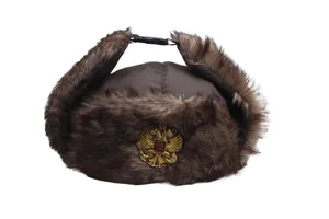 Braune russische Uschanka Wintermütze mit Kunstfell und goldenem Doppeladler-Emblem