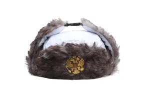 Weiße Uschanka Mütze mit braunem Kunstpelz und goldenem russischem Doppeladler-Emblem