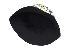 Détail d'un chapeau bob réversible avec motifs de bière et doublure noire