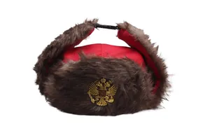 Rote Uschanka-Wintermütze im Sowjet-Stil mit braunem Kunstpelz und goldenem Adler-Emblem