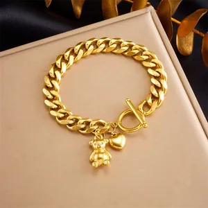 Detailaufnahme der goldenen Panzerarmband-Kette mit Bären- und Herzanhängern