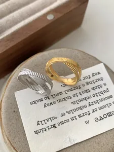 Dettaglio di anelli in argento S925 con perle dorate spazzolate e motivi a stella