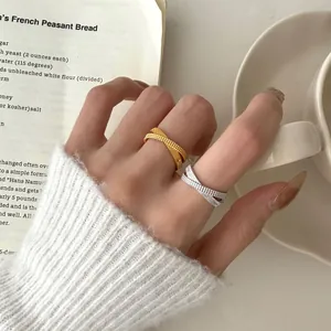 Anelli incrociati in argento S925 con finitura testurizzata oro e argento a mano