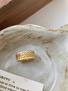 Vista dettagliata dell'anello a spiga di grano in argento S925 dorato con cristalli