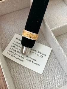 Vista macro dell'anello a spiga di grano in argento S925 dorato con zirconi bianchi