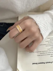 Dettaglio anello di grano in argento S925 con foglie d'oro e cristalli sulla mano