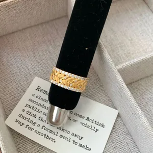 Anello in argento S925 a spiga dorata con zirconi su espositore di velluto