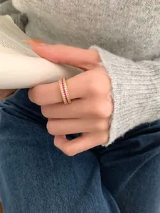 Dettaglio anello in argento S925 placcato oro con file di rubini e diamanti