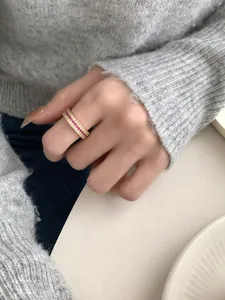 Dettaglio anello in argento S925 con file di rubini e diamanti e bordi milgrain