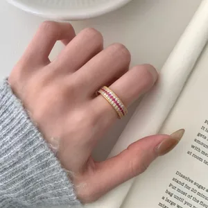 Elegante anello in argento S925 placcato oro con tre file di rubini e zirconi bianchi