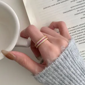 Lussuoso anello in argento S925 placcato oro con tre file di rubini e pietre bianche