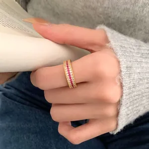 Anello di lusso in argento S925 con tre file di rubini e diamanti bianchi sulla mano