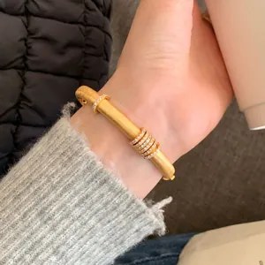 Brazalete de plata S925 dorada cepillada con anillos giratorios y cristales brillantes
