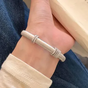Brazalete abierto de plata S925 cepillada con anillos deslizantes de pavé para mujer