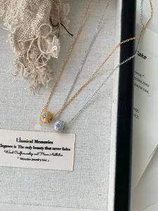 Détail de colliers avec pendentif étoile en argent S925 en or et argent sur plateau