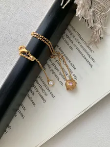 Détail du collier en argent S925 plaqué or avec pierre rose et cristal rond étincelant