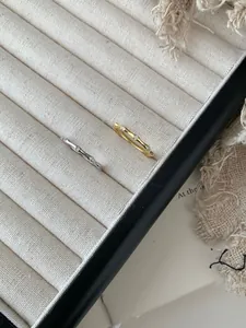 Primer plano de anillos de plata S925 en oro y plata con cristales pequeños brillantes