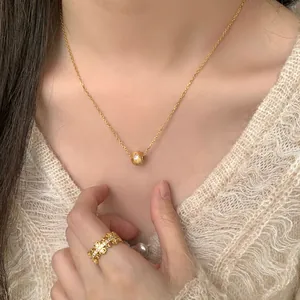 Parure collier S925 argent et bague dorée dentelle sur fond de pull en maille élégant