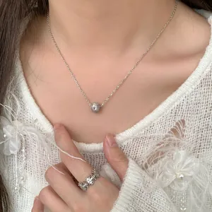 Parure collier en argent S925 et bague fleurie ajourée sur fond en tricot doux