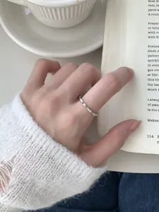 Vista detallada de un anillo estilo bambú en plata S925 con diamantes incrustados