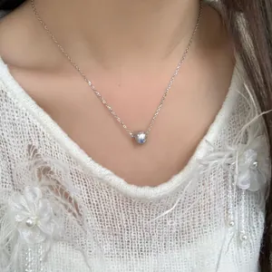 Élégant collier en argent sterling S925 avec pendentif étoile brossé porté au cou