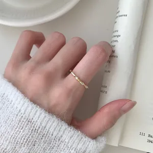 Elegante anillo de bambú en plata S925 con circonitas usado con un cómodo suéter de punto