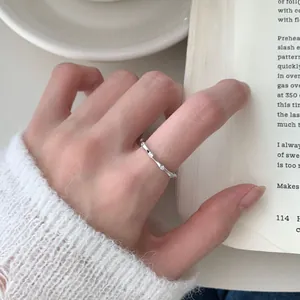 Anillo estilo bambú de plata de ley S925 con piedras de circón para mujeres
