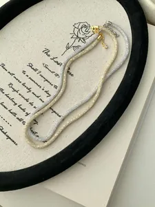 Détail de colliers en argent S925 doré et argenté avec fermoirs mousquetons