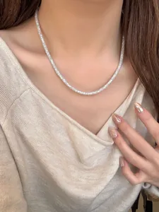 Gros plan du collier tennis en argent S925 avec zircons scintillants sur un mannequin