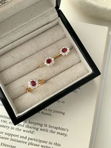 Dettaglio del set di anello e orecchini con rubino a girasole in argento S925