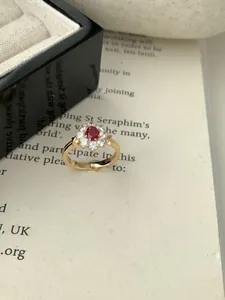 Dettaglio dell'anello in argento S925 con rubino rosso e design floreale elegante