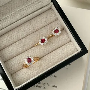 Set di Gioielli in Argento Sterling 925 Vintage Girasole Rubino Zirconia Placcato Oro Anello Regolabile Orecchini a Bottone