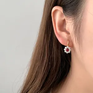 Orecchini a girasole in argento S925 con rubino rosso e pietre di zircone bianco puro