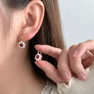 Orecchini a girasole in argento S925 con rubino rosso e finitura in oro lussuosa