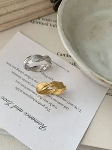 Détail de bagues torsadées en argent S925 et or avec texture brossée sur carte