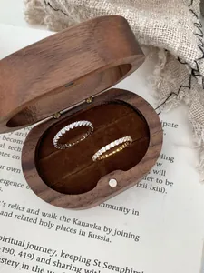 Détails de bagues éternité en argent S925 et or dans un écrin de luxe en bois massif