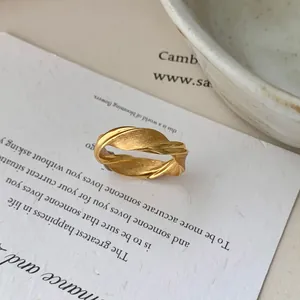 Bague torsadée minimaliste en argent S925 plaqué or avec une finition mate et brossée