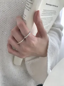Gros plan de bagues d'éternité dorées et argentées avec sertissage micro-pave