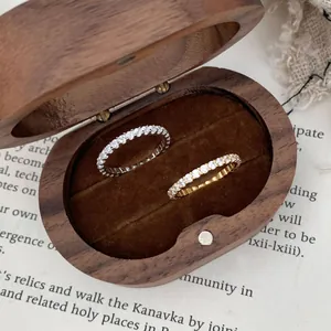 Bagues éternité en argent S925 doré et argenté présentées dans une boîte cadeau en bois