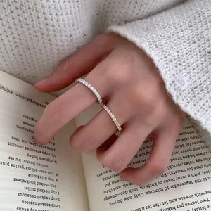 Bagues d'éternité en argent et or avec pierres étincelantes sur fond de pull doux