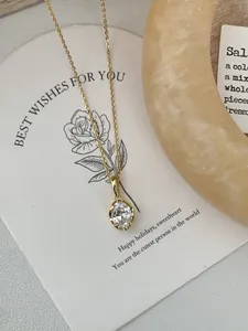 Dettaglio della collana in argento S925 dorato con zircone ovale su un biglietto