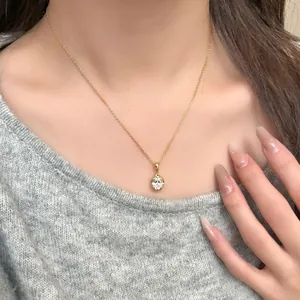 Collana in argento S925 con zircone a uovo di piccione indossata con catena sottile d'oro